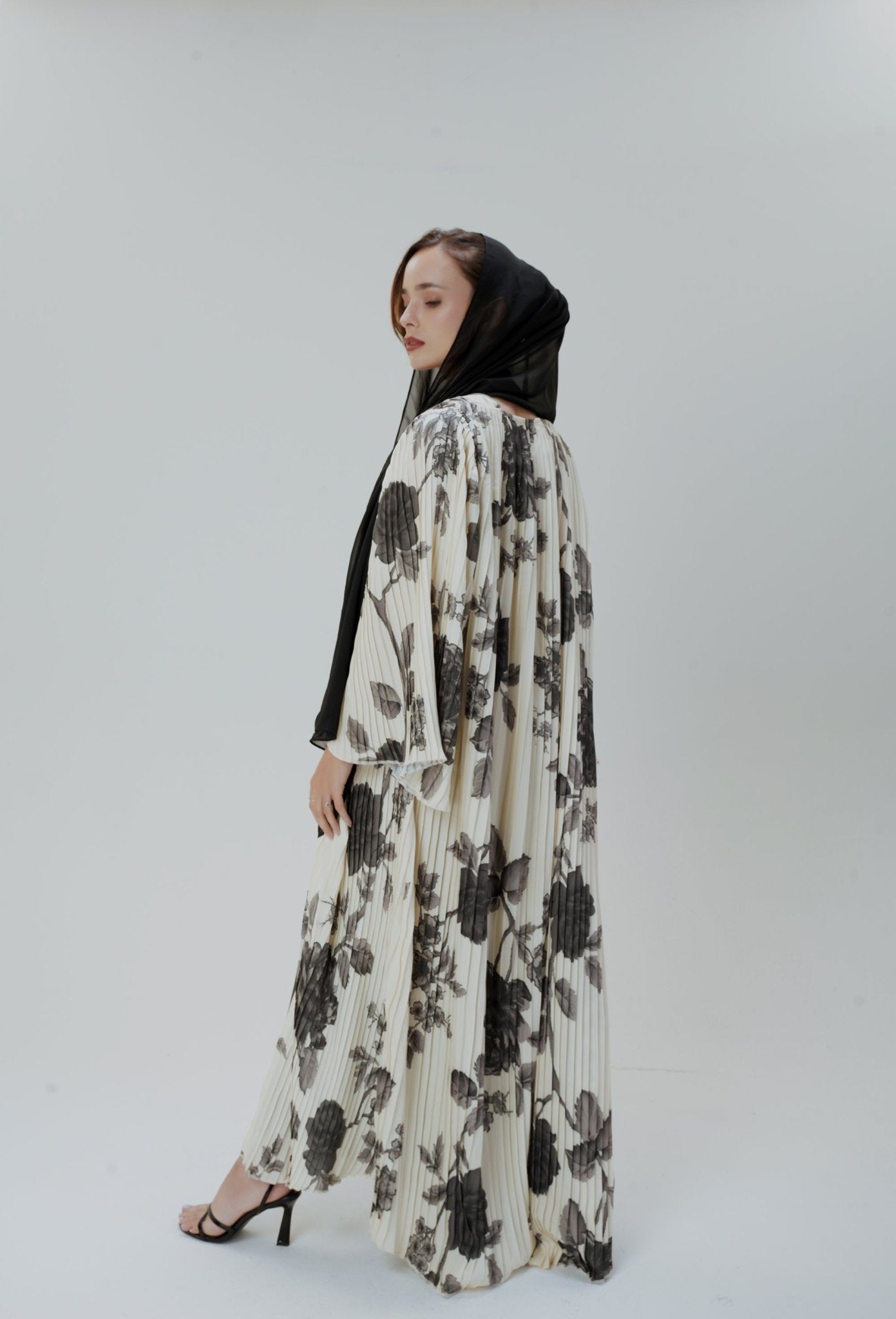 Ivory Noir Abaya- Two piece abaya in pleated fabric with floral print- Modest wear by MODMOD UK
